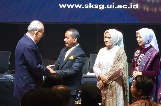 ketum_golkar_bahlil_sukses_raih_gelar_doktor_dengan_predikat_cumlaude