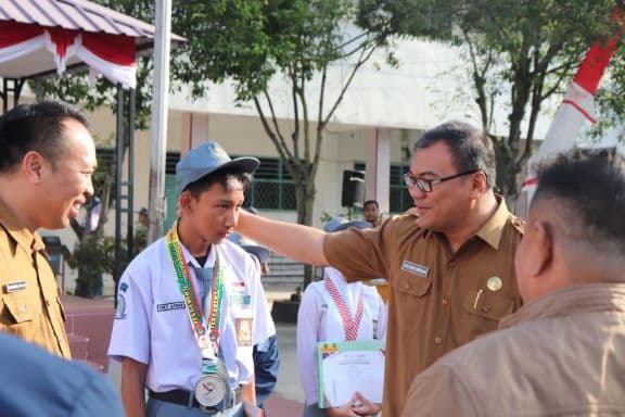 ketum_koni_deli_serdang_minta_siswa_sman_1_lubuk_pakam_lebih_giat_berlatih