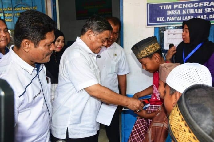 khitanan_massal_pwi_deli_serdang_wabup_beri_hiburan_ke_anak