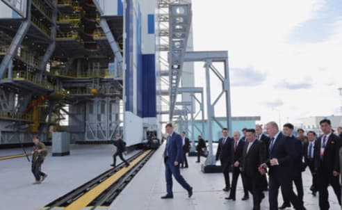 kim_jong_un_datangi_tempat_pembuatan_jet_tempur_di_rusia