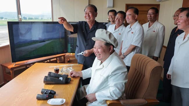 kim_jong_un_pamer_drone_bunuh_diri_terbaru_korut