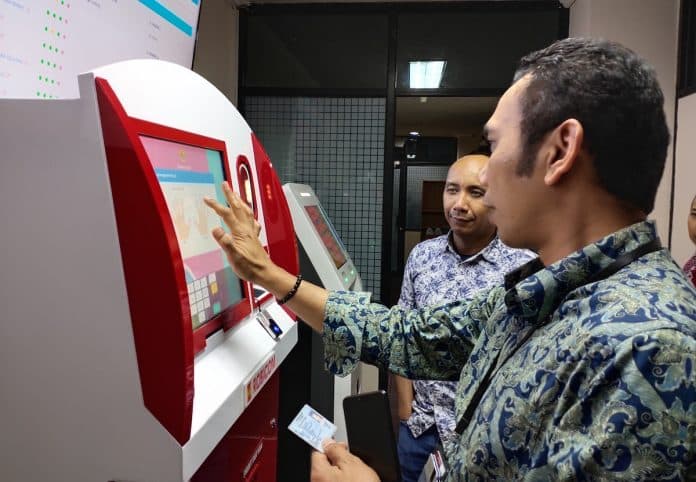 kini_warga_bisa_cetak_e_ktp_sendiri_mesin_adm_resmi_diluncurkan