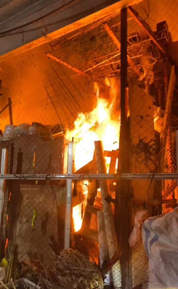 kios_florist_di_pusat_pasar_terbakar_tidak_ada_korban