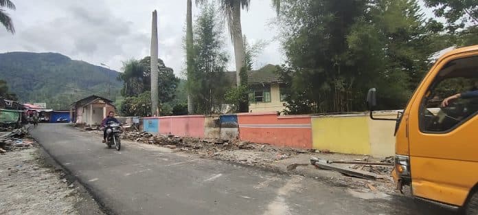 kios_souvenir_jalan_pora_pora_parapat_dibongkar_sukarela