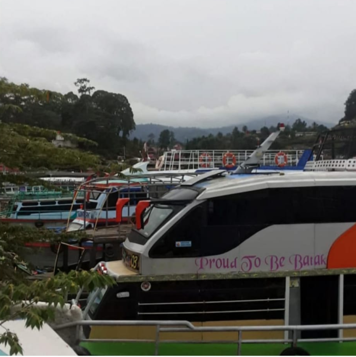 kios_suvenir_dan_puluhan_kapal_wisata_danau_toba_terpaksa_parkir