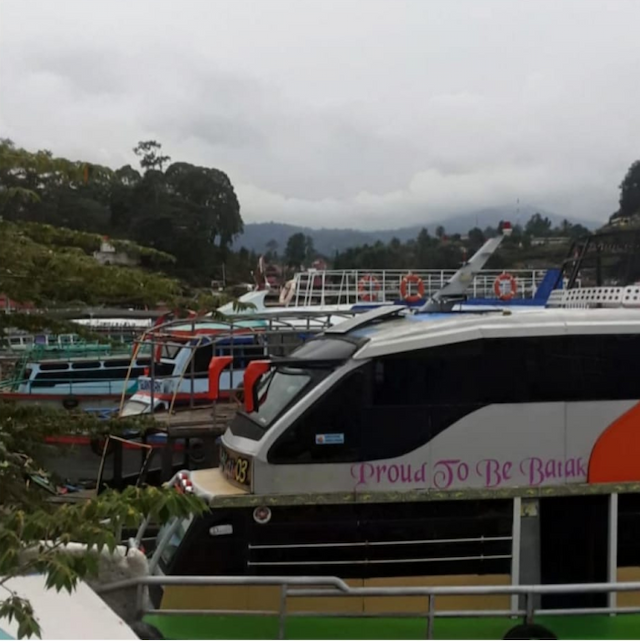 kios_suvenir_dan_puluhan_kapal_wisata_danau_toba_terpaksa_parkir