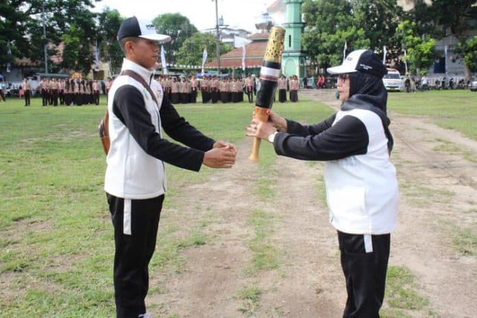 kirab_api_pon_2024_tiba_di_labuhanbatu_dan_diterima_plt_bupati