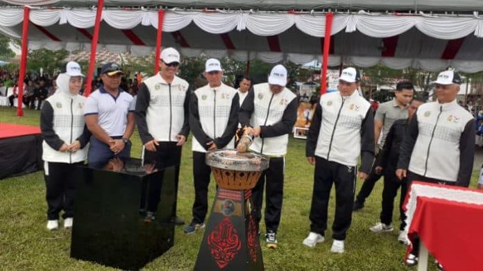 kirab_api_pon_xxi_tiba_di_kabupaten_batu_bara_warga_antusias