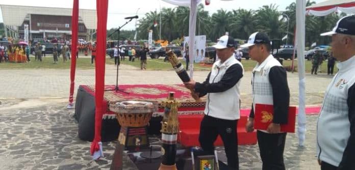 kirab_api_pon_xxi_tiba_di_sergai_bupati_ini_momen_kebangkitan_olahraga