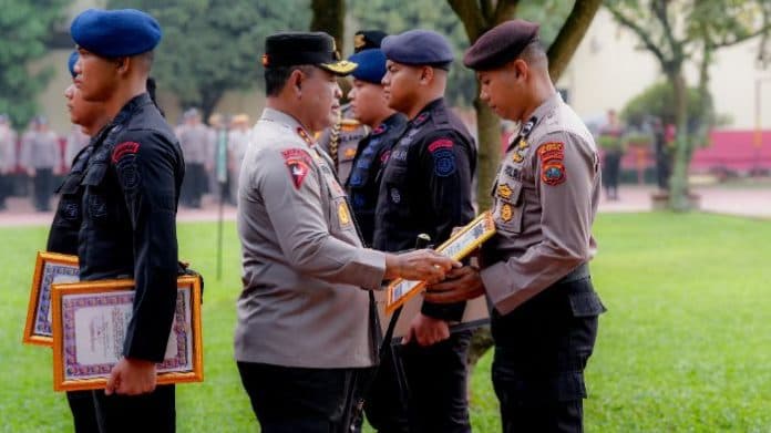 kisah_brigadir_johanes_abdinegoro_sibarani_selamatkan_pria_lansia_yang_dikepung_banjir_di_deli_serdang