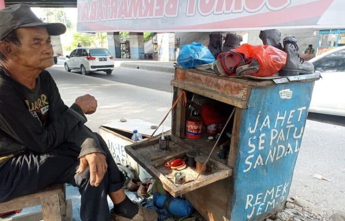 kisah_ngadiman_tukang_jahit_sepatu_di_bawah_jembatan_tol