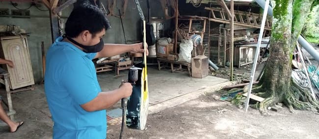 kisah_pembuat_gitar_di_tengah_pandemi_eli_instrumen_asal_siantar_pasarkan_produk_lewat_online