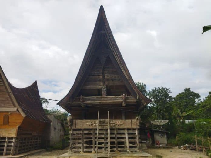 kisah_rumah_adat_batak_yang_memiliki_makna_khusus_di_toba