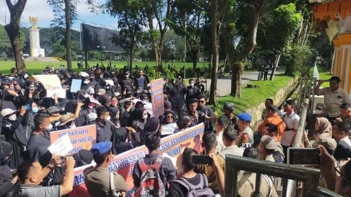 kisruh_seleksi_pppk_ratusan_guru_demo_kantor_bupati_langkat