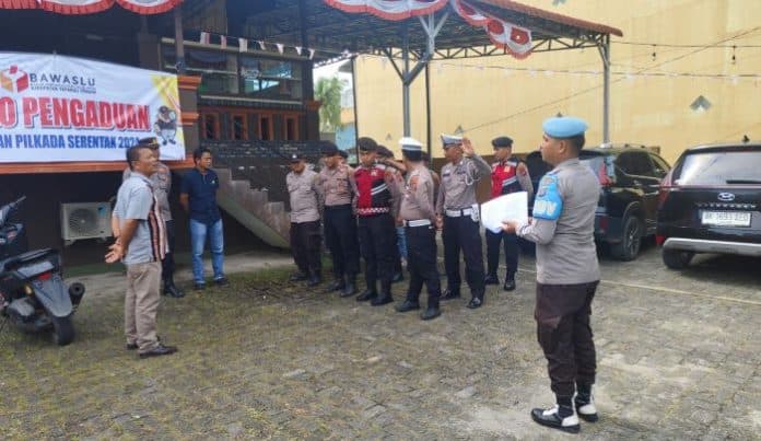 klarifikasi_penolakan_pendaftaran_paslon_kantor_bawaslu_tapteng_dijaga_ketat_polisi
