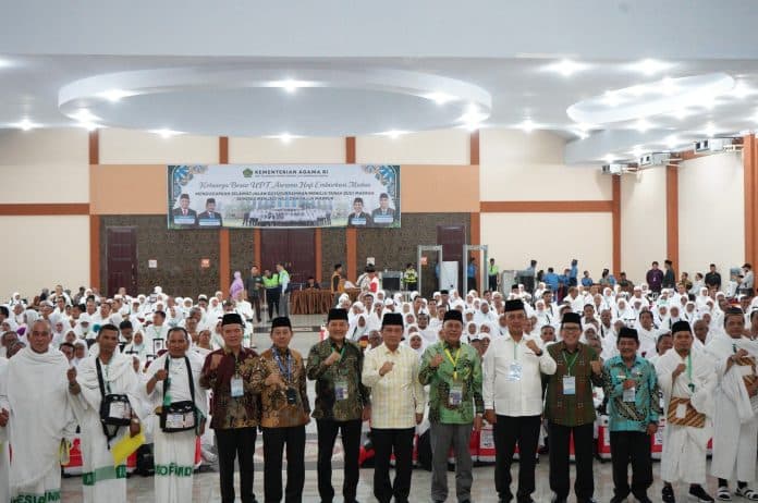 kloter_24_menuju_tanah_suci_jemaah_diminta_tidak_berselfie_saat_tawaf