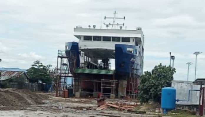 kmp_main_power_12_knot_segera_layani_penyeberangan_danau_toba