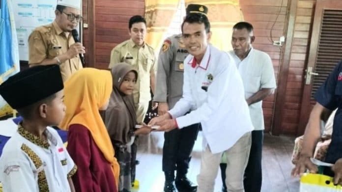 kolaborasi_dengan_warga_medang_deras_pwi_batu_bara_santuni_anak_yatim_piatu_dan_fakir_miskin