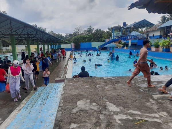kolam_renang_nusantara_tanah_jawa_dipadati_pengunjung_saat_libur_tahun_baru