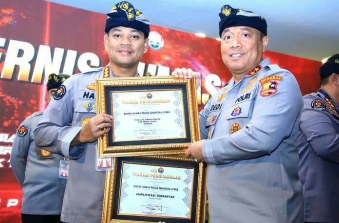 kombes_pol_hadi_wahyudi_terima_dua_penghargaan_dari_divisi_humas_polri