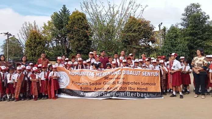 komedi_senyum_dan_gm_op_raja_bolon_sitanggang_lipan_gelar_baksos_di_sdn_8_ronggurnihuta