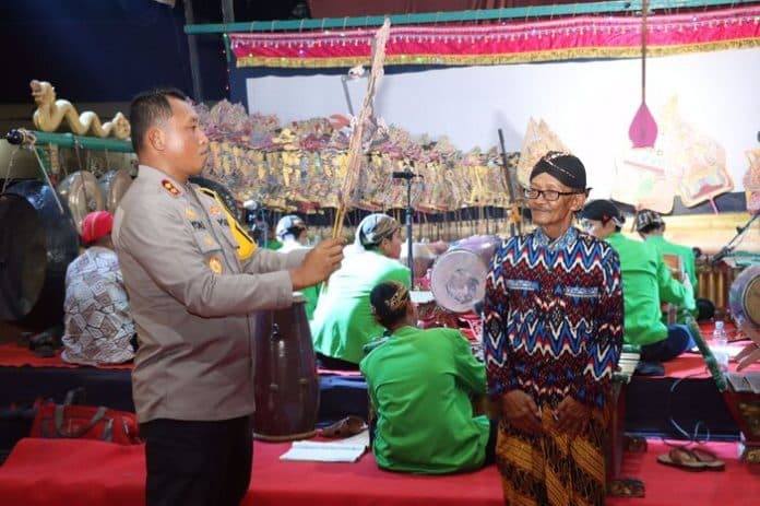komitmen_lestarikan_budaya_polres_tanjung_balai_gelar_wayang_kulit