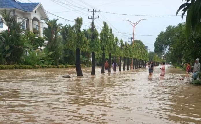 komplek_elit_menteng_indah_terendam_banjir_masyarakat_nyaris_golput