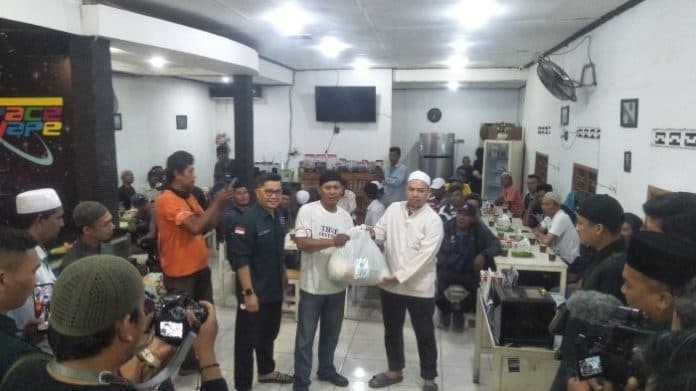 komunitas_gis_di_medan_berbuka_puasa_bersama_puluhan_tukang_becak