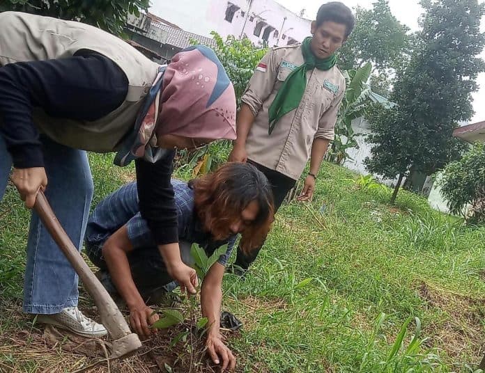 komunitas_kampung_sendiri_tanam_150_pohon_di_bantaran_sungai_badera