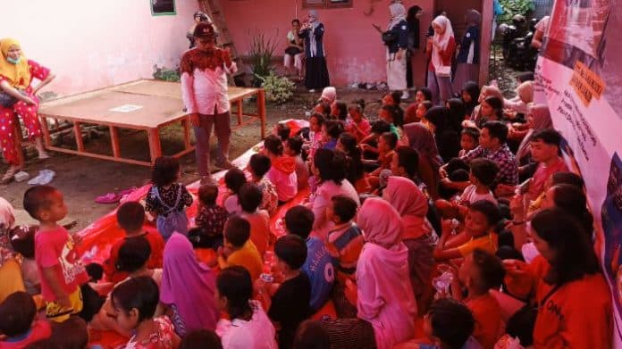 komunitas_pemuda_beri_program_trauma_healing_pada_ratusan_anak_korban_banjir_di_deli_serdang