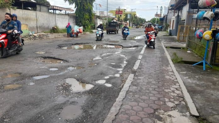 kondisi_jalan_ade_irma_suryani_kian_parah_trotoar_jadi_lintasan_sepeda_motor
