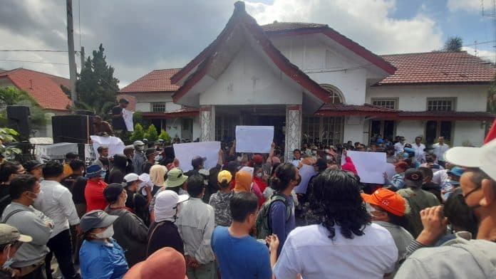 konflik_lahan_okupasi_ptpn_3_warga_unjuk_rasa_ke_gedung_dprd_pematang_siantar