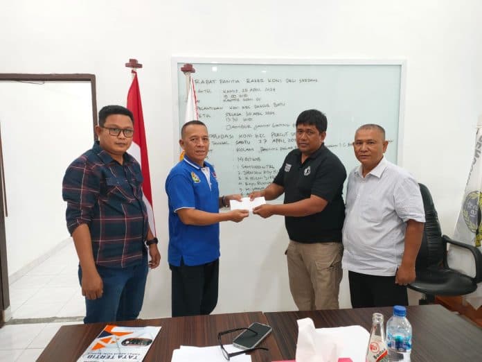 koni_deli_serdang_serahkan_bantuan_pelantikan_koni_pancur_batu
