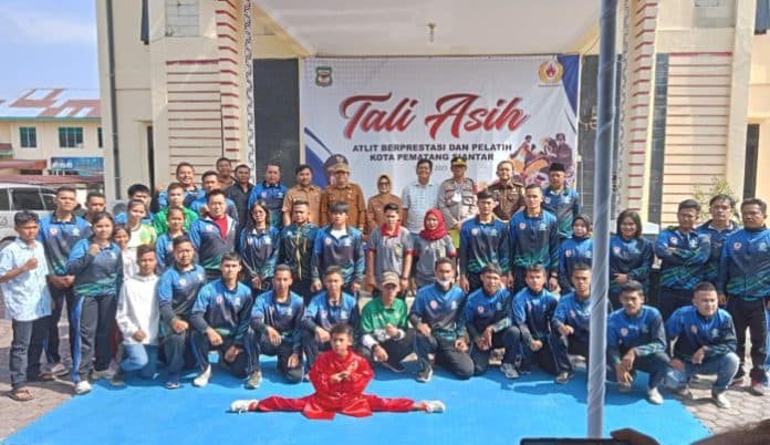 koni_siantar_salurkan_tali_asih_rp114_juta_kepada_atlet_berprestasi_ini_kata_wali_kota