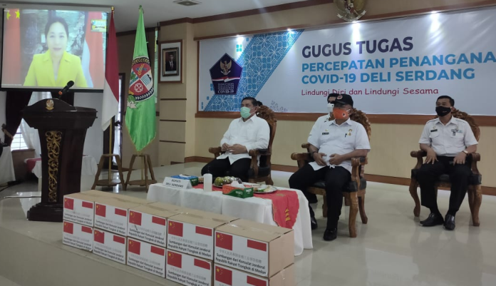 konjen_republik_rakyat_tiongkok_bantu_pemkab_deli_serdang_300_paket_sembako