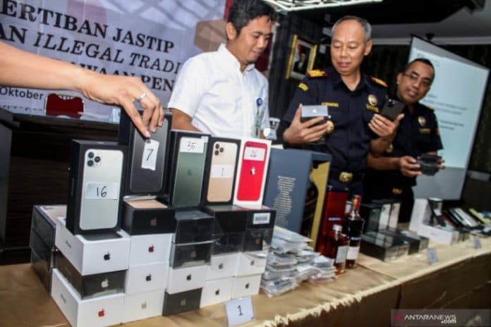 konsumen_merugi_finansial_dan_kesehatan_jika_beli_ponsel_ilegal