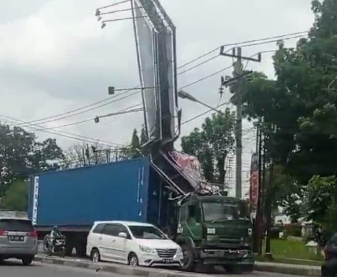 kontainer_tabrak_baliho_raksasa_kanopi_rumah_warga_ikut_ambruk