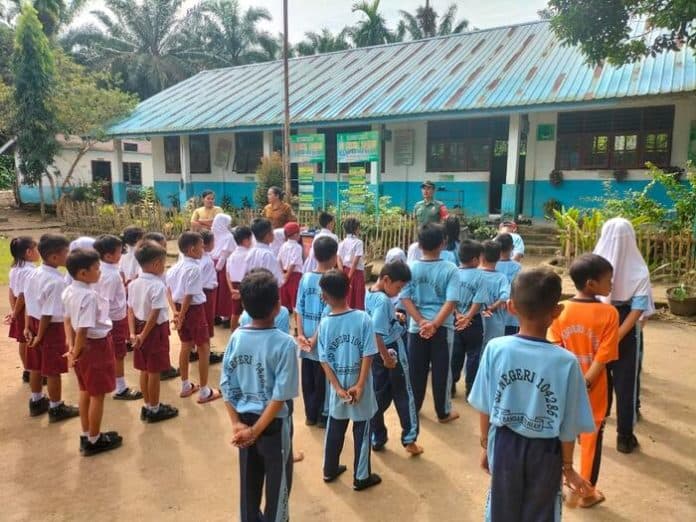 koramil_bangun_purba_sosialisasi_salam_pancasila_pada_murid_sd