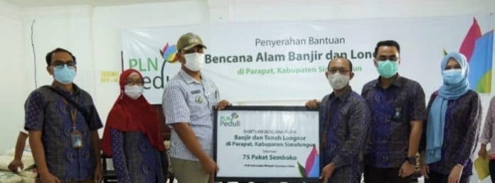 korban_banjir_dan_longsor_di_parapat_terima_75_paket_sembako