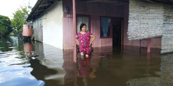 korban_banjir_di_samarinda_meminta_bantuan_melalui_medsos