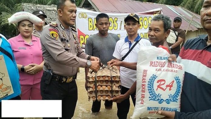 korban_banjir_terima_bantuan_dari_polsek_pangkalan_brandan