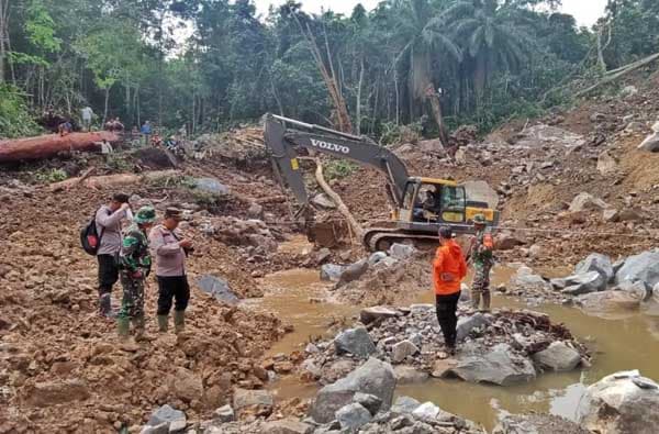 korban_belum_ditemukan_basarnas_tebal_timbunan_longsor_dolok_simarsolpah_10_hingga_15_meter