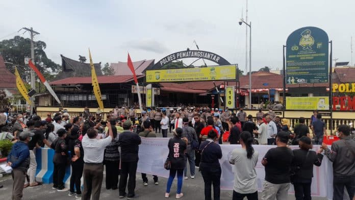 korban_investasi_bodong_oknum_anggota_dprd_siantar_demo_kejari_dan_mapolres