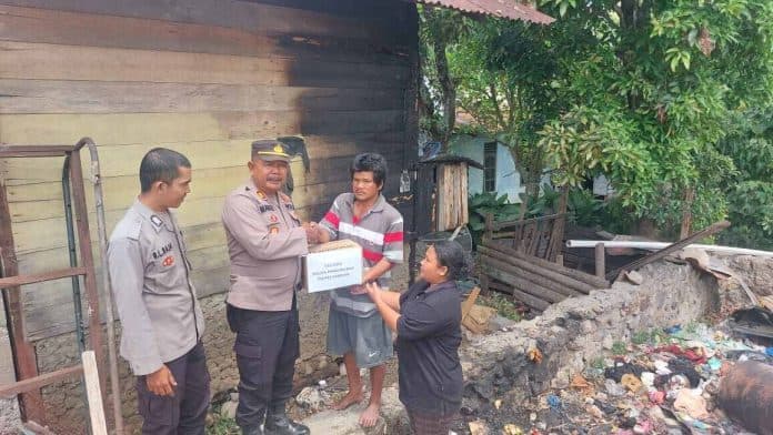 korban_kebakaran_dapat_bantuan_dari_kapolsek_pangururan