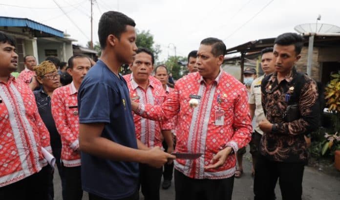 korban_kebakaran_di_asuhan_terima_dokumen_kependudukan_dan_peralatan_rumah_tangga