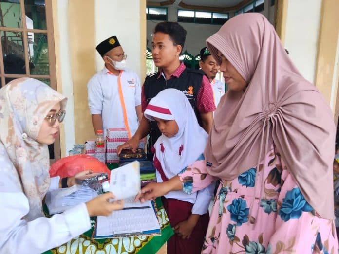 korban_kebakaran_di_kampung_nelayan_asahan_dapat_bantuan_perlengkapan_sekolah