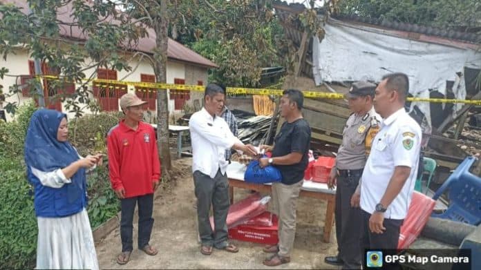 korban_kebakaran_di_panobasan_terima_bantuan_dari_bupati_tapsel