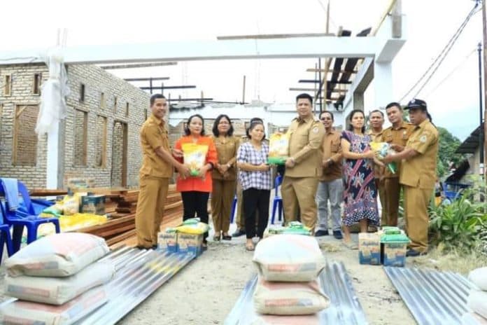 korban_kebakaran_di_samosir_terima_bantuan_dari_bupati