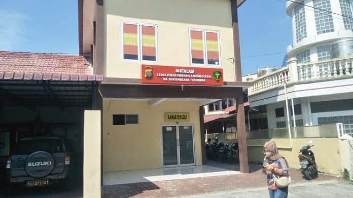 korban_kebakaran_ruko_jalan_wahidin_dibawa_ke_rs_bhayangkara_medan
