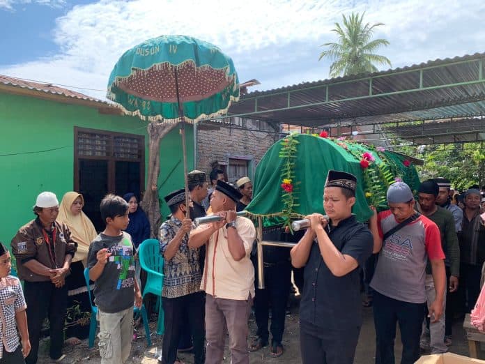 korban_kecelakaan_di_jalan_ulakma_sinaga_dikebumikan_di_tanah_wakaf_pekuburan_karang_bangun